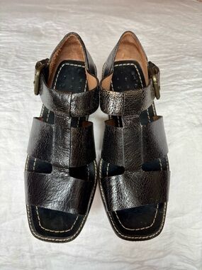 Trademark Black and Tan Crackle Leather Sandals Size 7